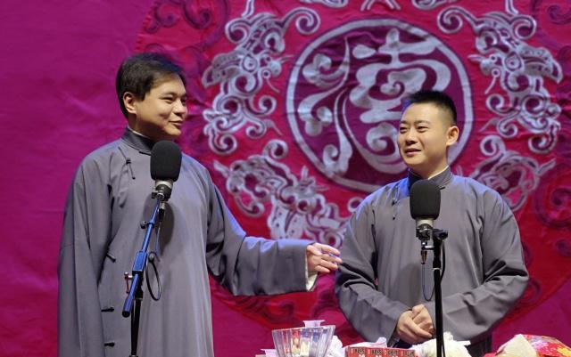 高秉烛|德云2022跨年专场险些翻车，岳云鹏一招化险为夷