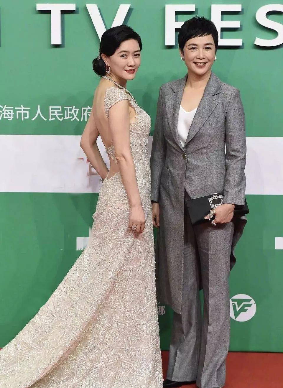 辰雪聊时尚|蒋雯丽同框小10岁的田海蓉,靠着穿衣根本看不出年龄差距,真时髦