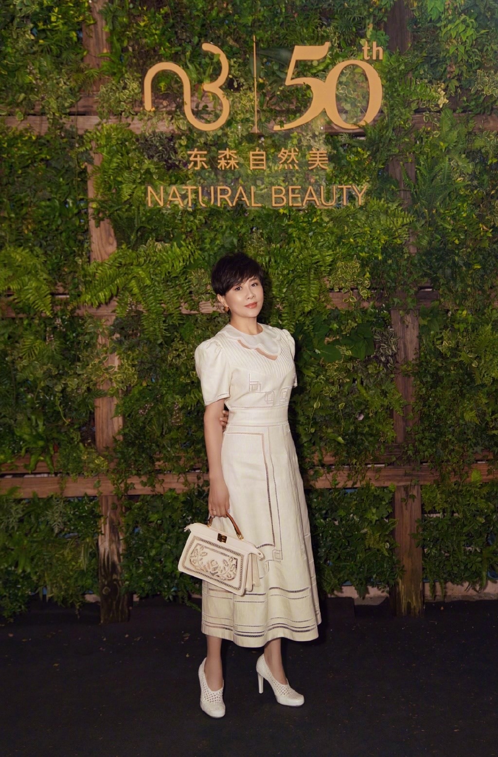 八只爪的猫|哪有那么多冻龄女神？去掉美颜刘嘉玲没逃过岁月，减龄靠着衣品撑