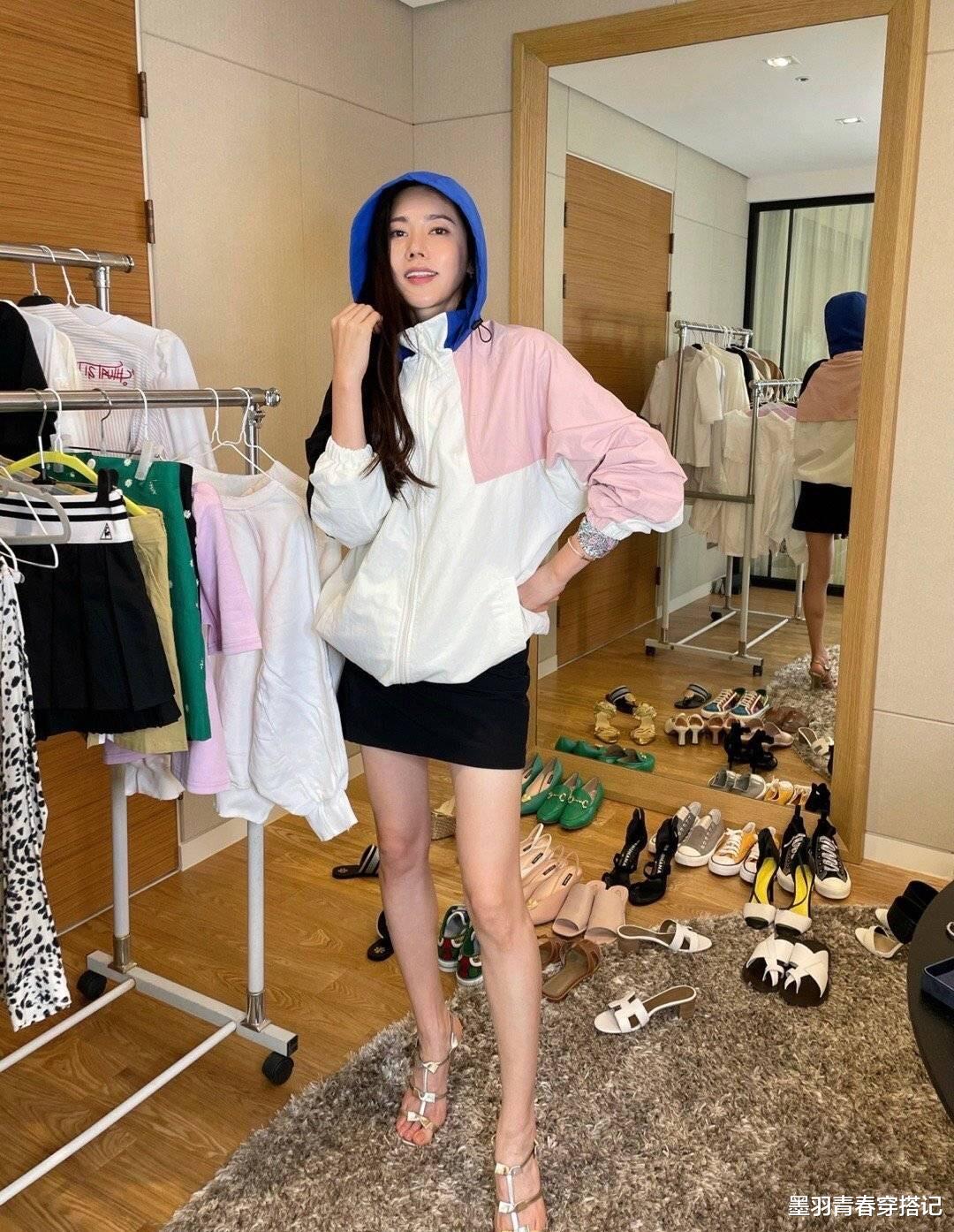 墨羽青春穿搭记|秋瓷炫真嫁对老公,42岁家中晒时髦穿搭,腿细如竹竿一脸幸福模样