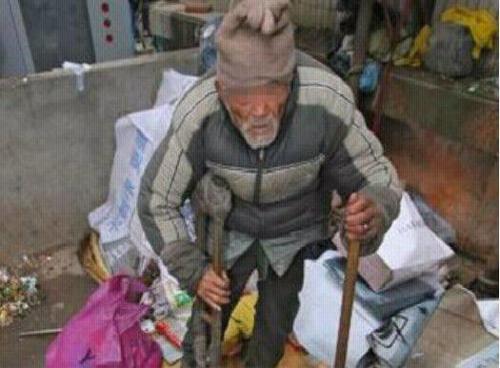 舜网 乞丐办银行卡，卡里竟然多了40多万，警察：这就是给你的！