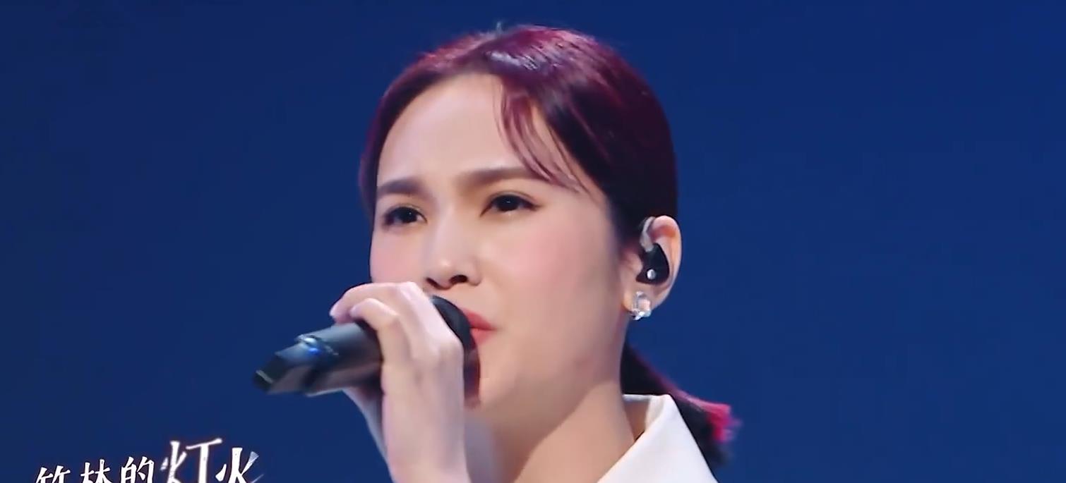 跨年|《闪光的乐队》初舞台广受好评，张碧晨火力全开，周洁琼惊艳全网