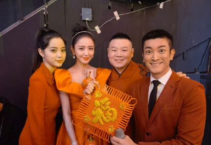 春晚|上春晚的明星家属在干嘛？谢娜挺着孕肚现场助力，岳云鹏演完回家