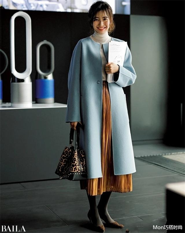 Mon巧搭时尚|秋冬穿大衣只会配靴子？翻翻这本日杂，你就知道怎么穿了，特时髦