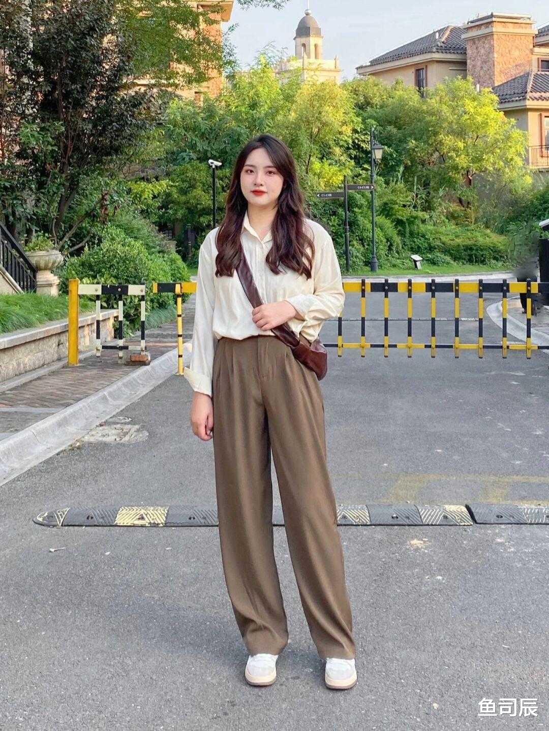 鱼司辰|普通女孩该怎么穿才洋气?白色西服搭配百褶裙干练精致,优雅大气