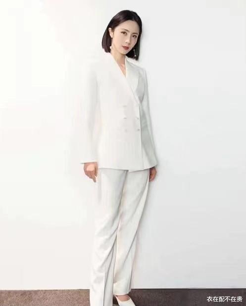 衣在配不在贵 黄磊一家罕见分开走机场，孙莉染金发挺洋气，剪寸头的黄磊像保安