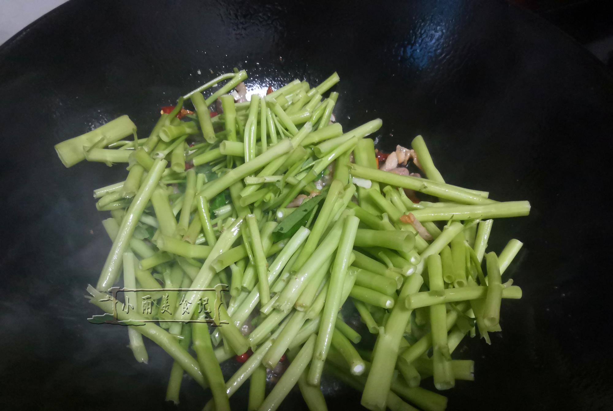 空心菜|夏季，这碱性蔬菜正当季，很多人只吃叶不吃梗，脆嫩爽口别不懂吃