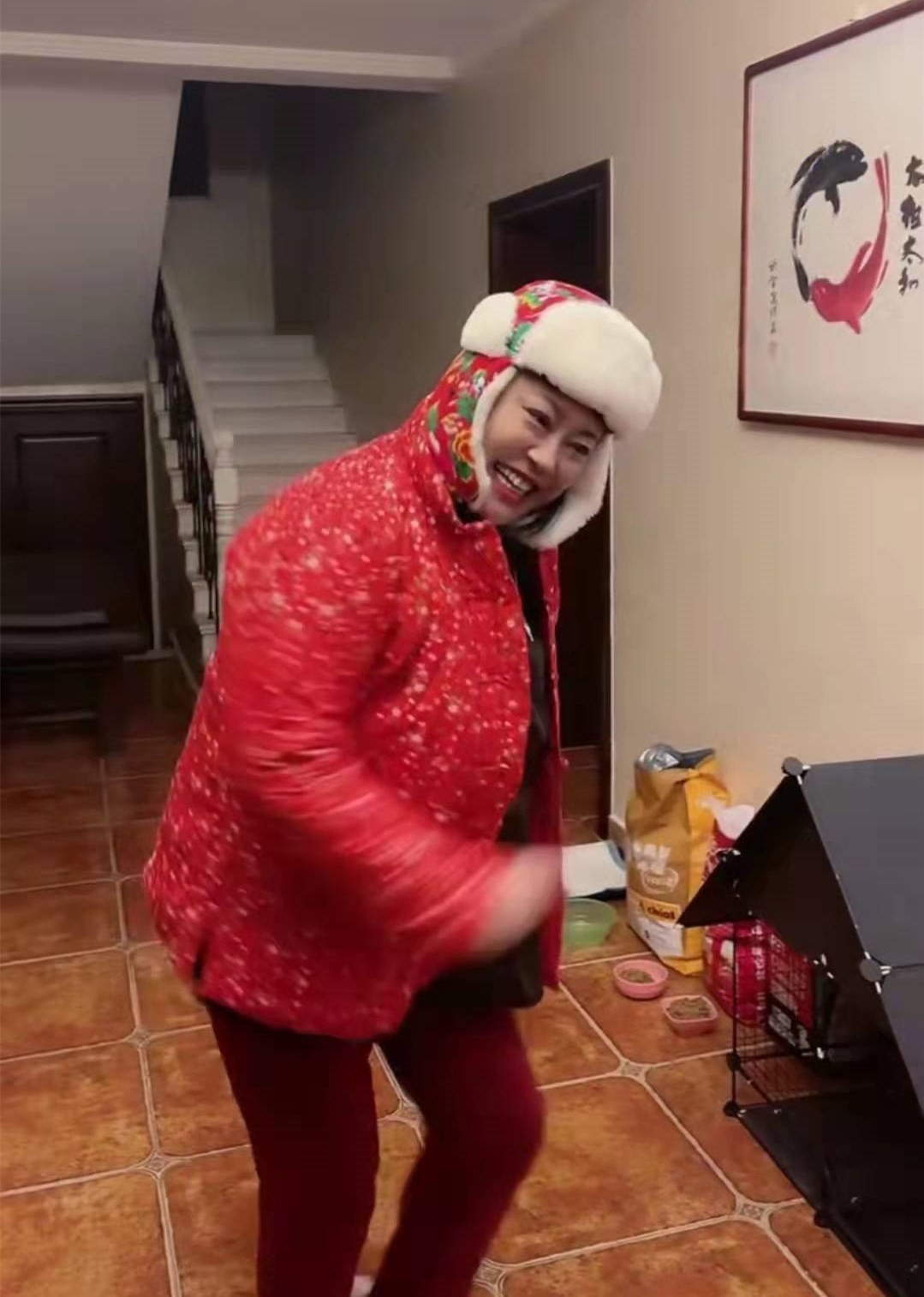 李菁菁|51岁李菁菁为三婚丈夫跳舞!身穿东北花棉袄,曾当街骂小21岁老公