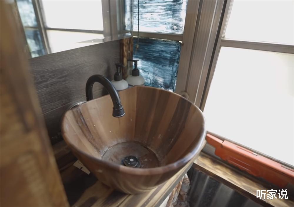 单亲妈妈买下2004年旧校车，带4个孩子在27㎡车内住1年，也是服了