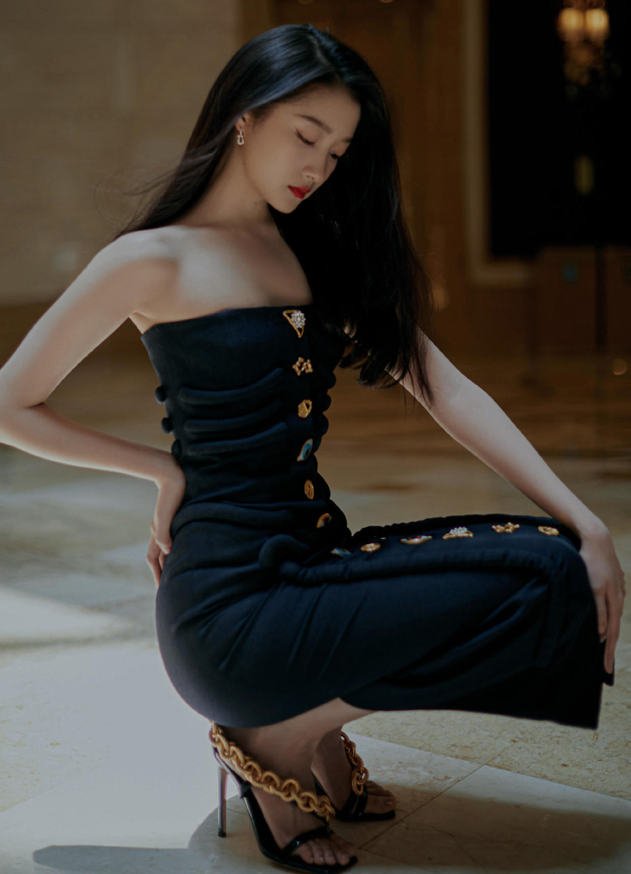 何有强|关晓彤是“胖”了？穿白色吊带连衣裙身材饱满丰润，曲线感满分