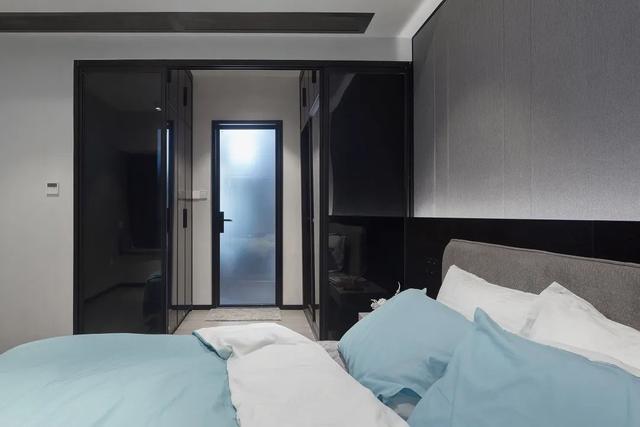 手办|125㎡现代黑白灰+木质感，简雅舒适无主灯，品质生活好自然