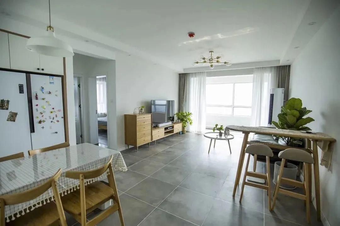 为什么现在格外流行灰色地板？优缺点分别是什么？该怎么选购？