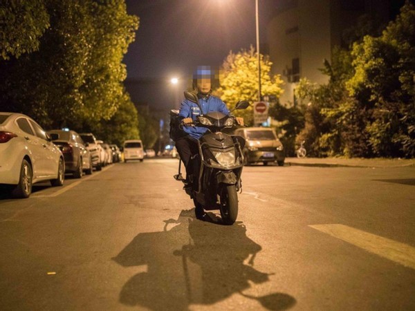 神鸟知讯资讯站 醉酒女房客差评威胁外卖员陪酒，对方上门后却报警：他摸我