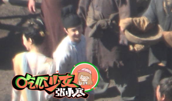 王一博|王一博片场拉宋轶手男友力爆棚 女方捂嘴笑超级甜