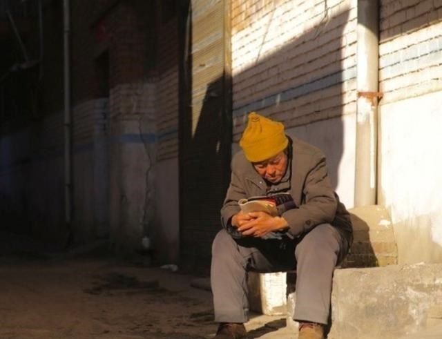 明儿说小|江苏6旬老人辛苦养大两儿子,晚年却无人问津,21万存款烧成灰