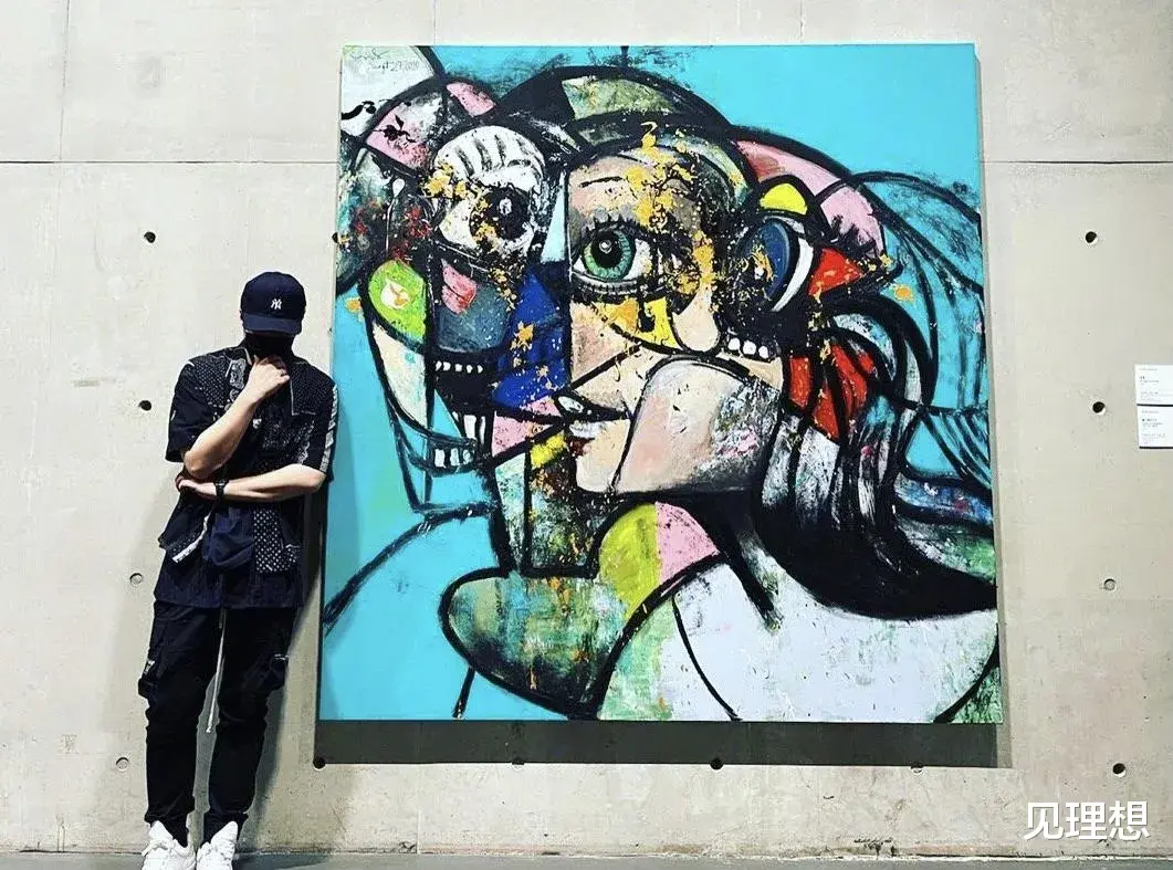 潘玮柏|潘玮柏携娇妻看画展，老婆穿短裙大秀火辣长腿，两人甜蜜似连体婴