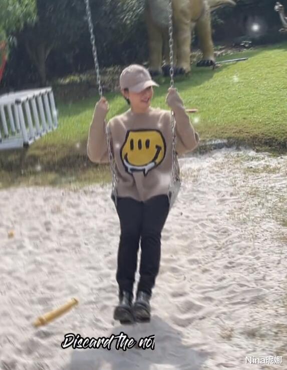 孙俪|孙俪玩荡秋千，穿笑脸毛衣配牛仔裤暴露好身材，彻底开心成孙三岁