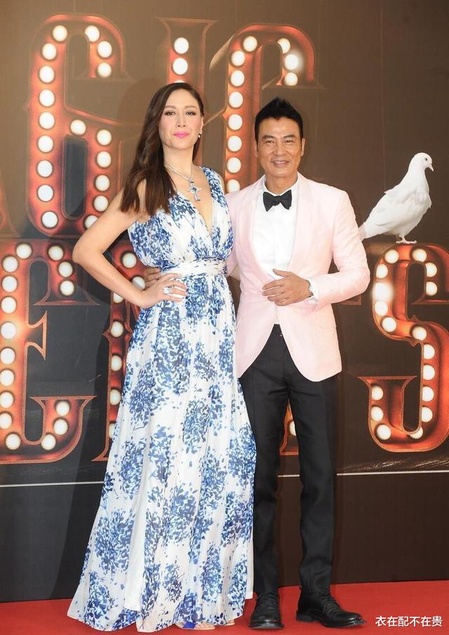 衣在配不在贵|任达华妻子不愧是模特,179踩中跟鞋比老公还高,穿开叉裙真优雅
