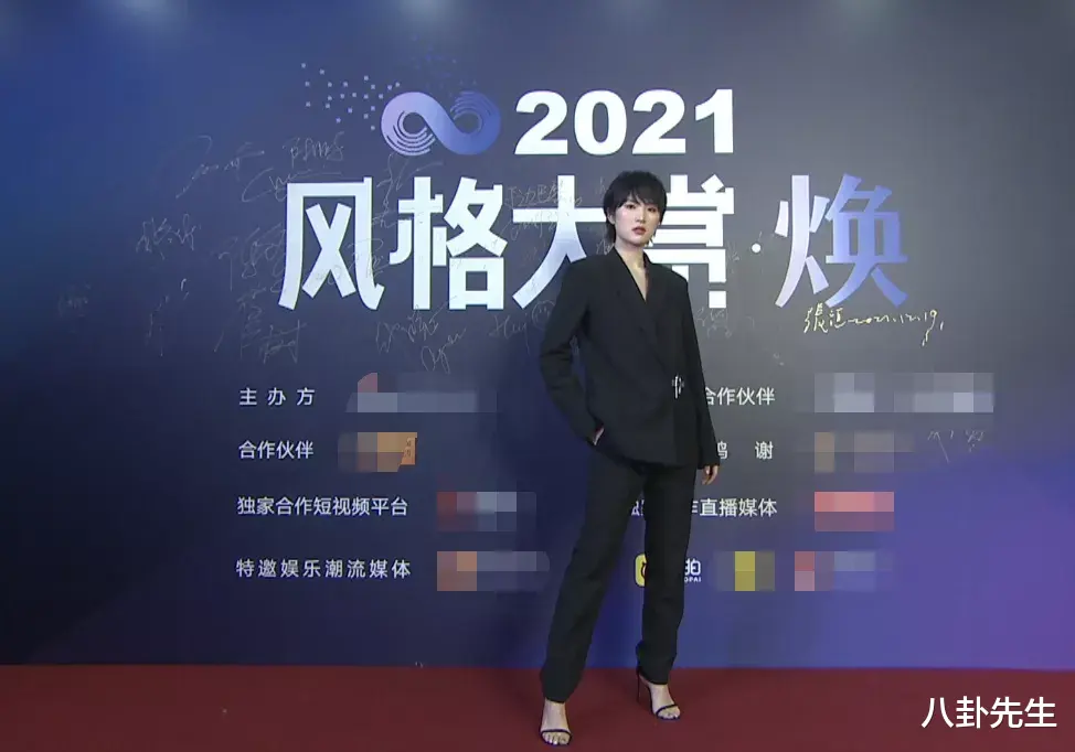 蒋勤勤|最新红毯：蒋勤勤像乡村企业家，程潇红裙诡异，男星穿厚底鞋增高