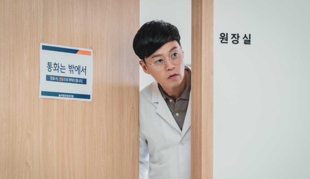 李瑞镇|《内科朴院长》剧照公开！李瑞镇晾假发露地中海秃头太爆笑