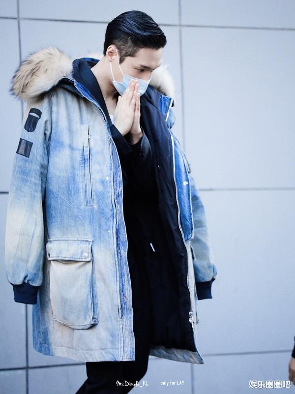 张艺兴|张艺兴录制春晚!西装外披牛仔服气势足,留着大背头如大佬一般