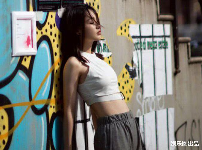 李沁|李沁国外街拍照曝光，穿露脐装秀曲线美，腰部状态引起热议