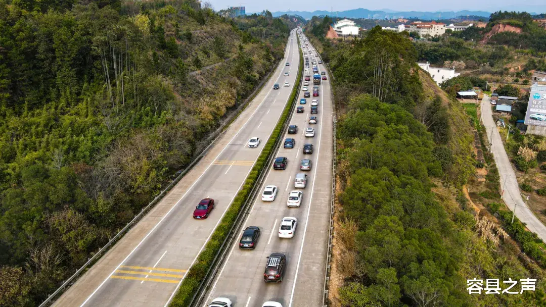 容县之声 节后返程高峰来袭，堵堵堵！广西高速上演堵车大片，从白天堵到黑夜