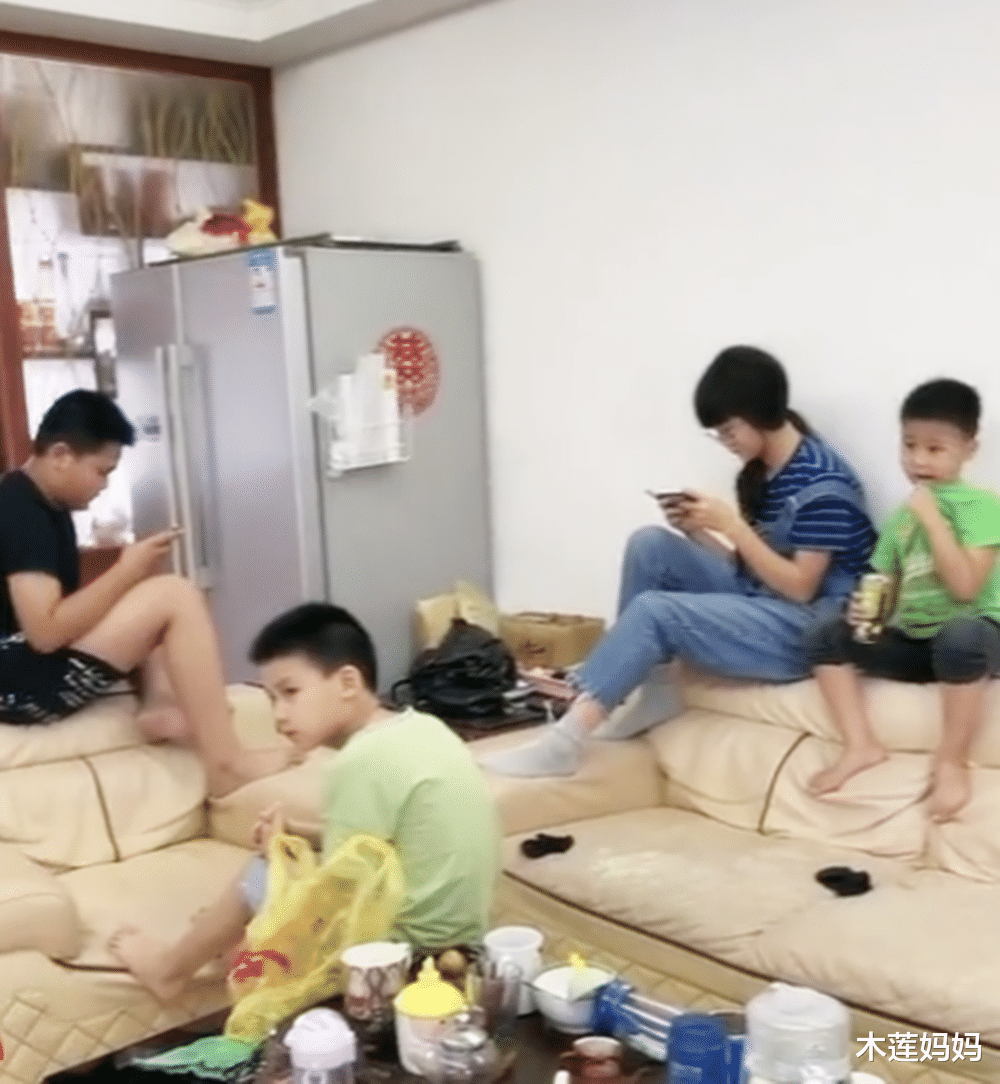木莲妈妈|老人和孩子相聚，场面略显无奈：4人玩手机2人看电视1人吃东西