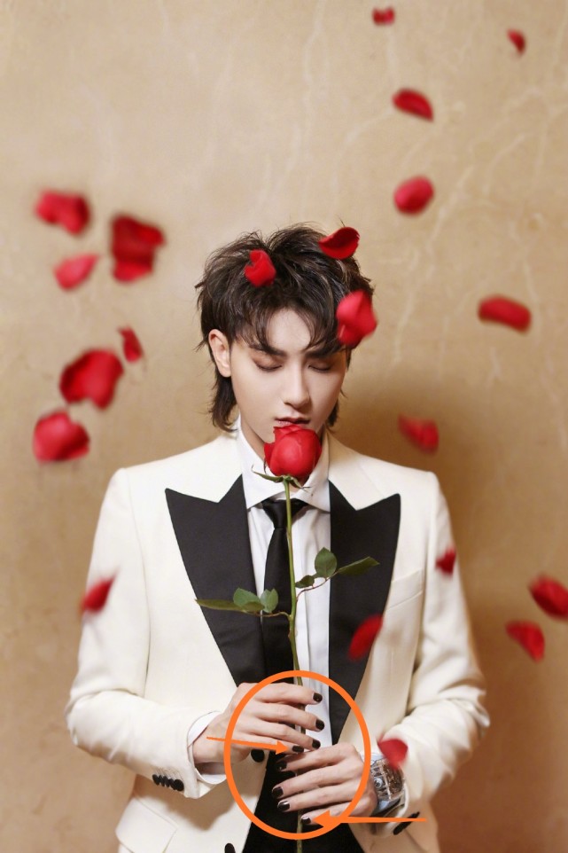 宋雨琦|黄子韬再做新美甲发照炫耀，首晒美甲细节照，我被小拇指美甲设计感动