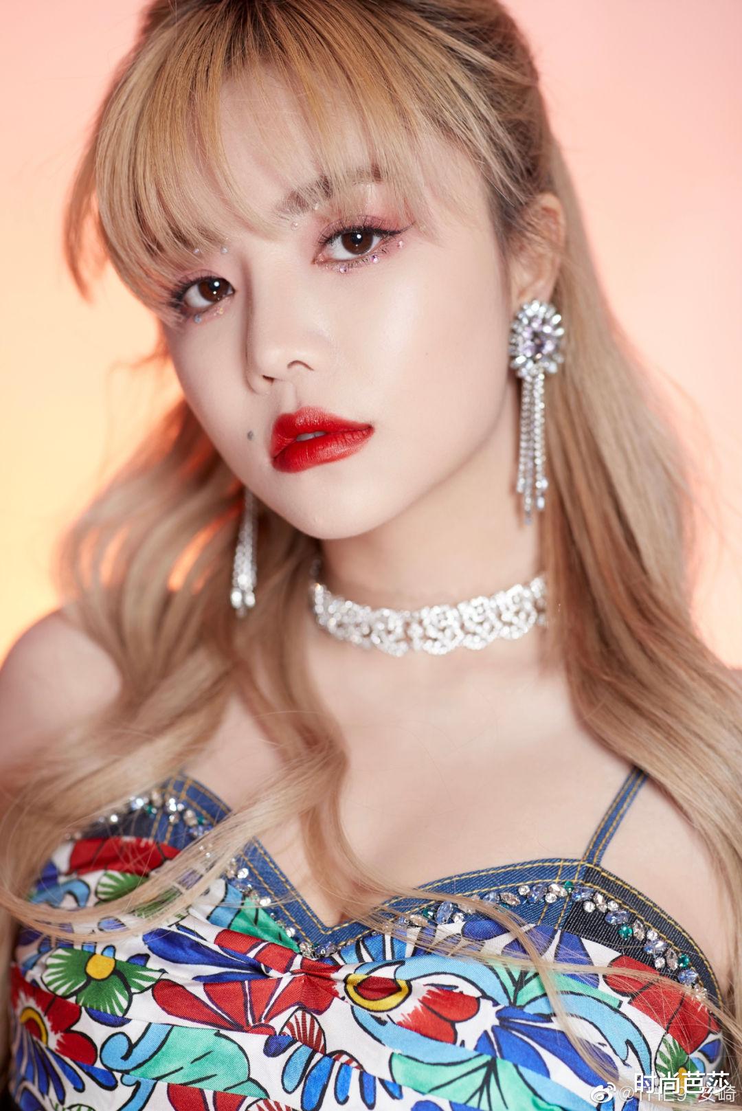 护发素|看她这一头红发，不就是现实版的人鱼公主吗？！