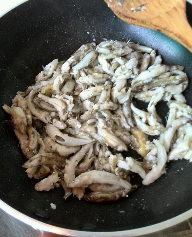 山东省|疯狂的“沙里趴”，气温回升后河道里到处都是，钓鱼人：烦不胜烦