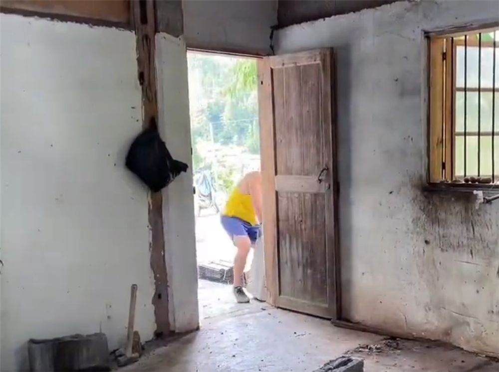 他回到乡下改造老式厨房,将脏旧石砌灶台重做橱柜,干净整洁多了