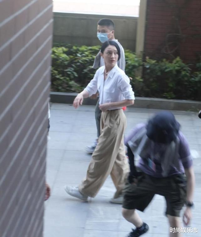 时尚娱乐志|在片场拍到周迅，身穿衬衫阔腿裤远看很减龄，近看有点邋遢了！