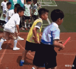 书尽心生|搞笑GIF：这才是真正意义上的爬山，必须要爬着走！