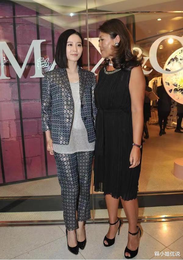 槑小姐侃说|刘诗诗扮“御姐”失败，穿花纹西装优雅成熟却显老气，气场跟不上