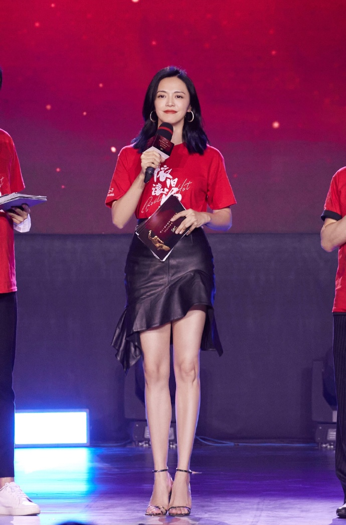 何有强|姚晨真是中年女性标杆,一袭黑色连衣裙端庄稳重,高级洋气