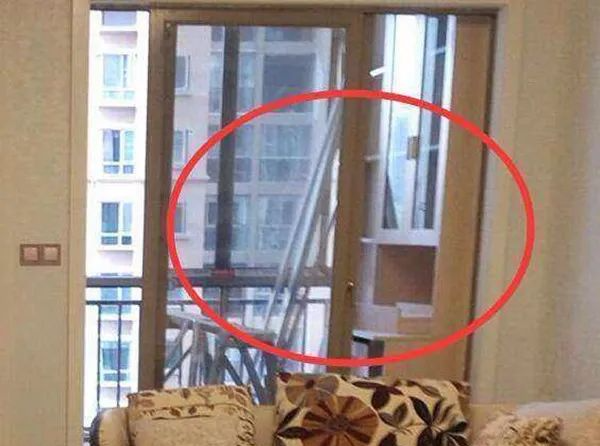 |越来越多人在阳台做柜子，我家也学潮流装法，没想到邻居挤爆来学