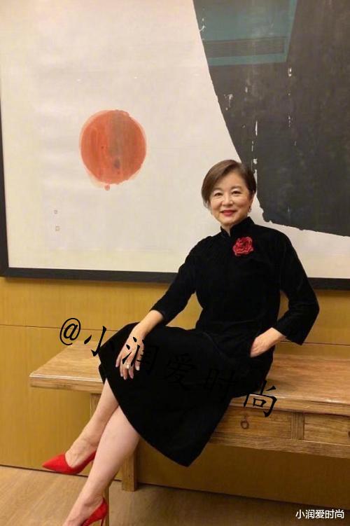 山口百惠|山口百惠林青霞老年接地气，穿羽绒服购物不戴口罩，发福也优雅美