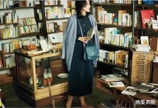 绝美衣搭 踩雷无数，原来“棕蓝配”最美！1件棉服、10套穿搭，惊艳所有人