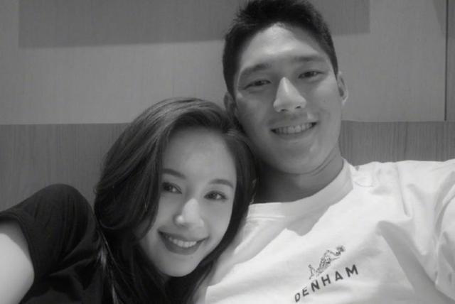 王子文|王子文晒情侣合照秀恩爱，从后拥抱男友吴永恩，热恋期难舍难离