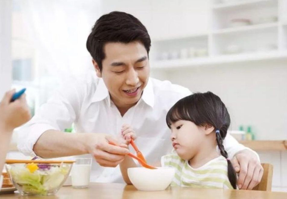 急诊室老苗|现挤的奶才够鲜?2岁女童喝奶致中毒性脑病,这些食物少给娃吃