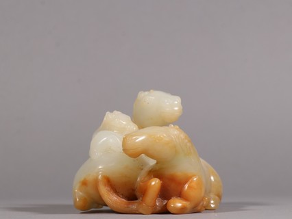 |清代 老和田玉三马摆件。