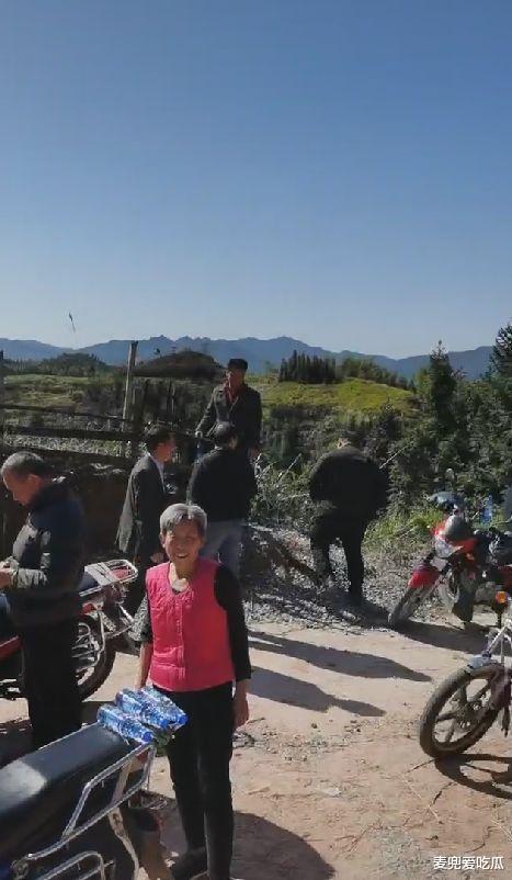 粉丝打卡牛爱芳拍摄地?对方生病去了医院,网友:追星追到医院了