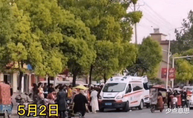 少点意思 河南：孕妇街头产子遭围观，有大爷伸长脖子观望：身边没一个家人！