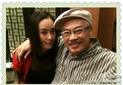 吴孟达|多位明星晒与吴孟达生前珍贵合影，张张照片面带微笑，乐观又慈祥