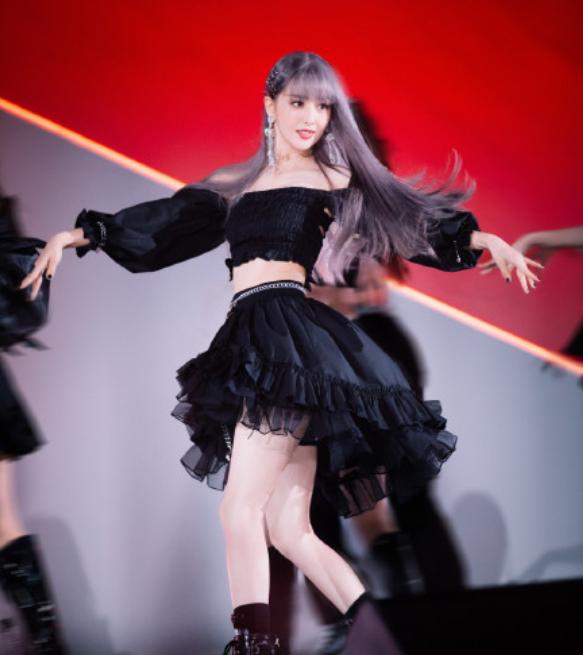 佟丽娅|38岁佟丽娅女团舞首秀，紫长发配露脐装超妩媚，网友：心疼陈思诚