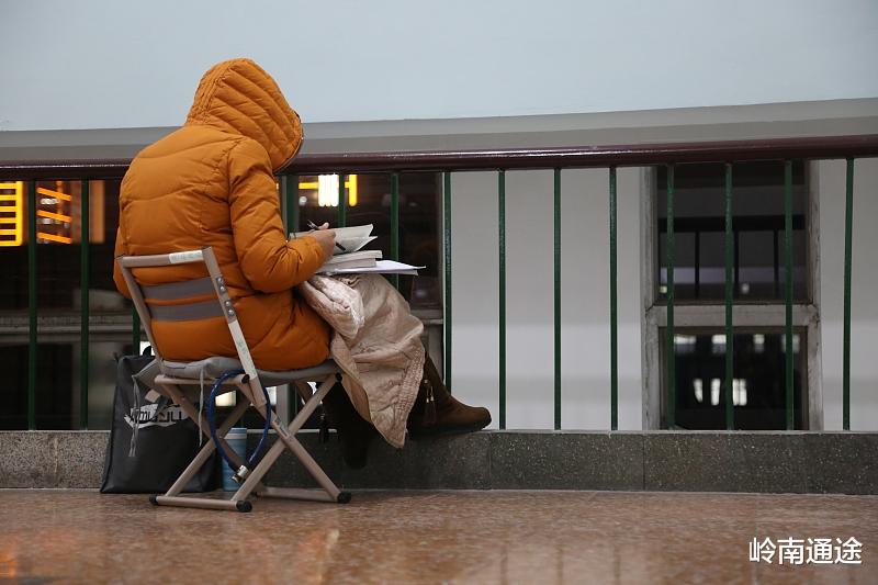 硕士研究生|研究生毕业再考公务员怎么样?考虑这几点,继续读博是更好的机会