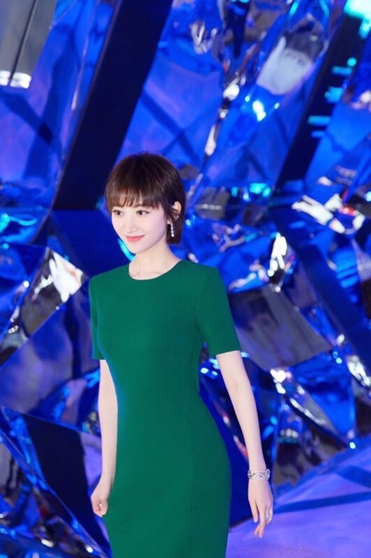 景甜|剪了短发的景甜仍惊艳，一袭“拖地”礼服走红毯，曲线不输司藤