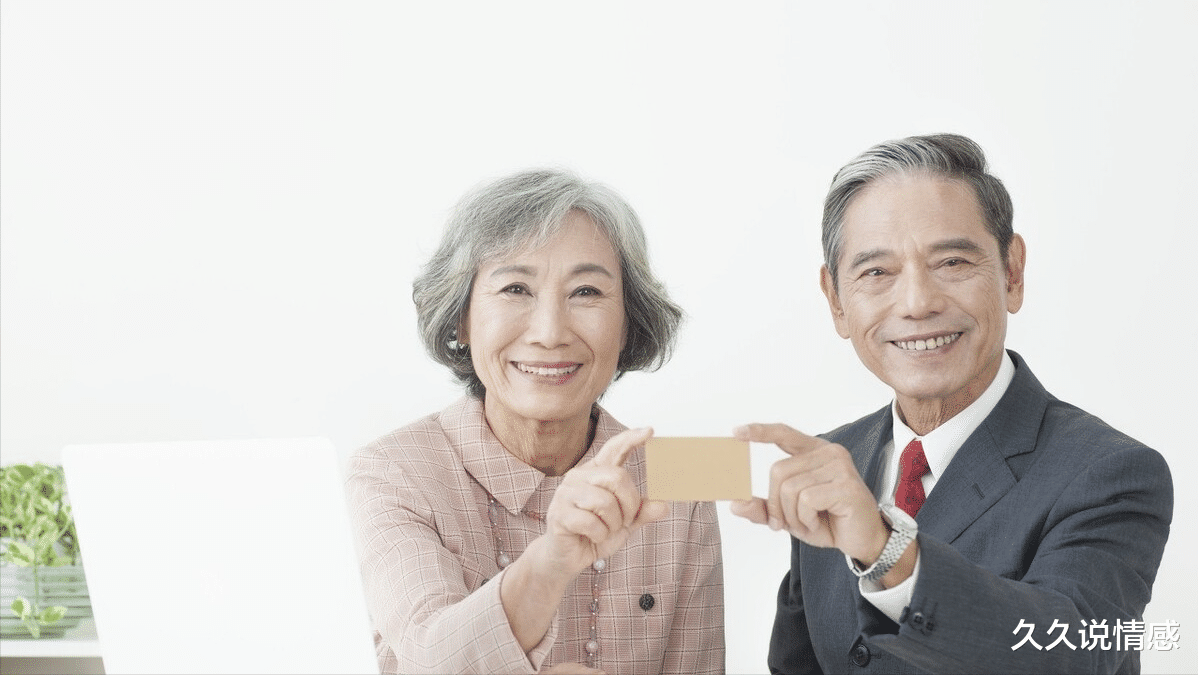 老人拿着很高的退休金,为何还要四处打工?3位退休老人说出实情