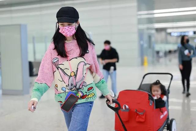 蔡少芬|蔡少芬带三娃出行好操心,2岁儿子坐婴儿车超酷,俩女儿乖巧懂事